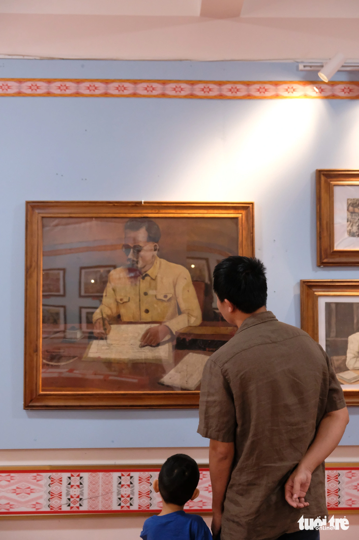 Du khách xem tranh vẽ về Bác Hồ tại Bảo tàng tỉnh Gia Lai - Ảnh: ĐÌNH CƯƠNG