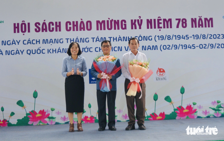 Bà Lê Thị Mai Trinh - phó chủ tịch UBND TP Cao Lãnh - tặng hoa cho các đơn vị phối hợp tổ chức Ngày hội sách - Ảnh: ĐẶNG TUYẾT