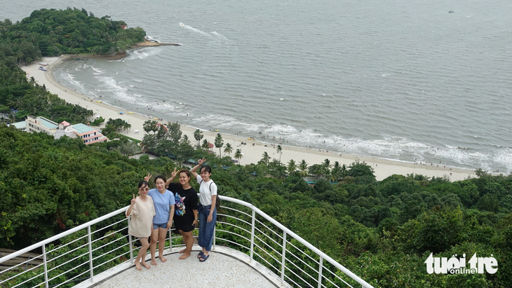 Một góc Mũi Nai TP Hà Tiên nhìn từ trên cao khiến khách du lịch thích chụp ảnh - Ảnh: CHÍ CÔNG
