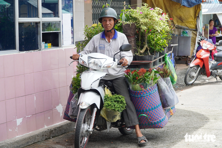 Người dân buôn bán, làm ăn chở hàng cồng kềnh chọn đi phà thay vì đi cầu để an toàn mùa mưa gió lớn - Ảnh: CHÍ HẠNH