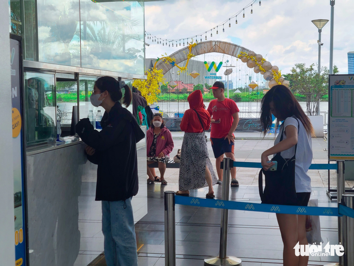 Chiều 1-9, nhiều khách ghé trạm buýt sông Sài Gòn - Saigon Waterbus (quận 1) nhưng đành ngậm ngùi ra về bởi hết vé - Ảnh: N.XUÂN