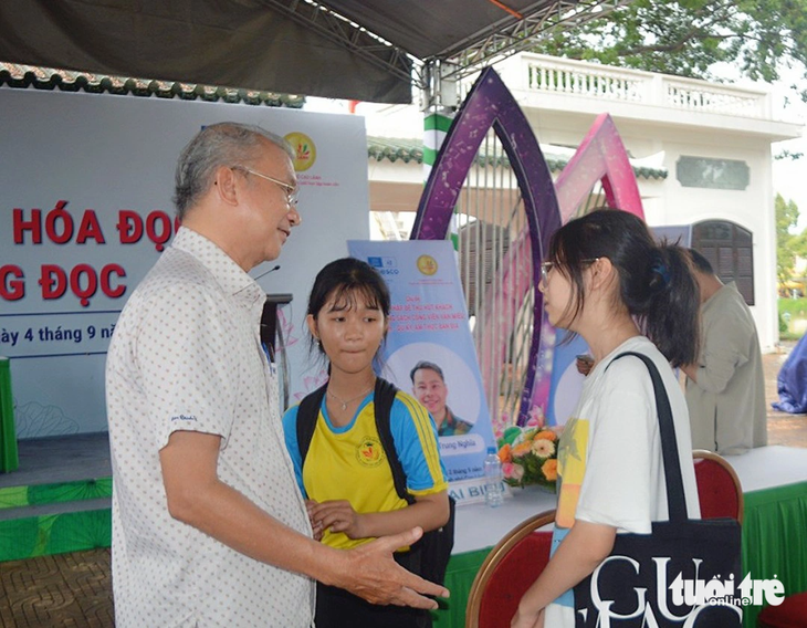 Nhà báo, tác giả Dương Thành Truyền trò chuyện thêm với học sinh sau buổi giao lưu - Ảnh: ĐẶNG TUYẾT