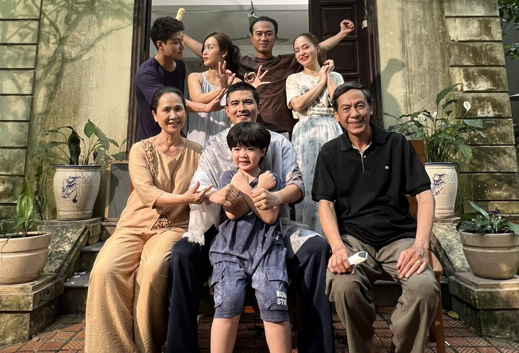 Gia đình Công chụp hình chung trong tập 51 &quot;Gia đình mình vui bất thình lình&quot; - Ảnh: ĐPCC