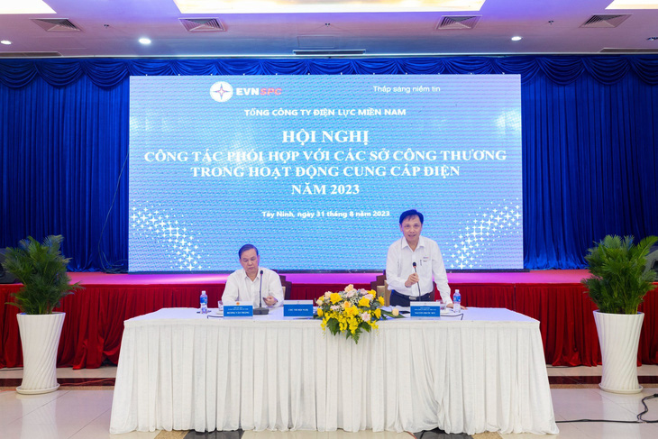 Ông Dương Văn Thắng - phó chủ tịch UBND tỉnh Tây Ninh và Nguyễn Phước Đức - tổng giám đốc EVNSPC (đứng) cùng chủ trì hội nghị - Ảnh: Cty cung cấp