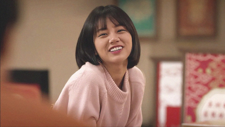 Lee Hyeri nổi tiếng nhờ vai diễn Sung Duk Sun trong &quot;Reply 1988&quot;, nữ diễn viên khắc họa thành công tính cách nhân vật theo hướng vui vẻ, trẻ con, tưng tửng nhưng cũng rất đỗi tình cảm - Ảnh: SBS