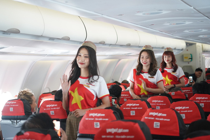 Phi hành đoàn ấn tượng với đồng phục cờ đỏ sao vàng chào đón hành khách