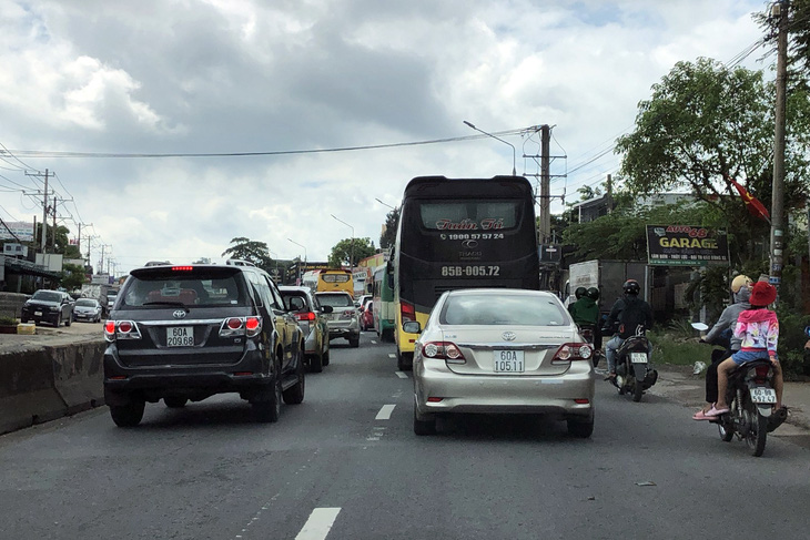 Quốc lộ 1 (hướng từ Đồng Nai đi Bình Thuận) cũng xảy ra tình trạng ùn tắc kéo dài nhiều cây số tại địa phận xã Bình Minh, huyện Trảng Bom - Ảnh: AN BÌNH