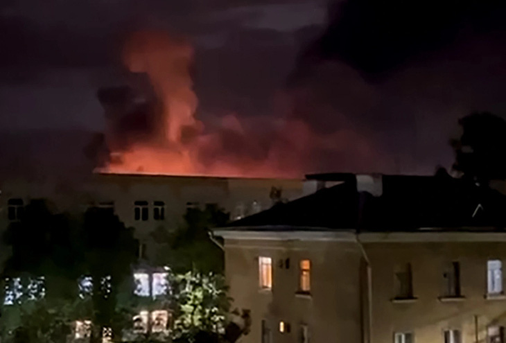 Đám cháy bùng lên khi các lực lượng Nga ngăn chặn cuộc không kích bằng drone vào khu vực Pskov lúc rạng sáng 30-8 - Ảnh: AFP