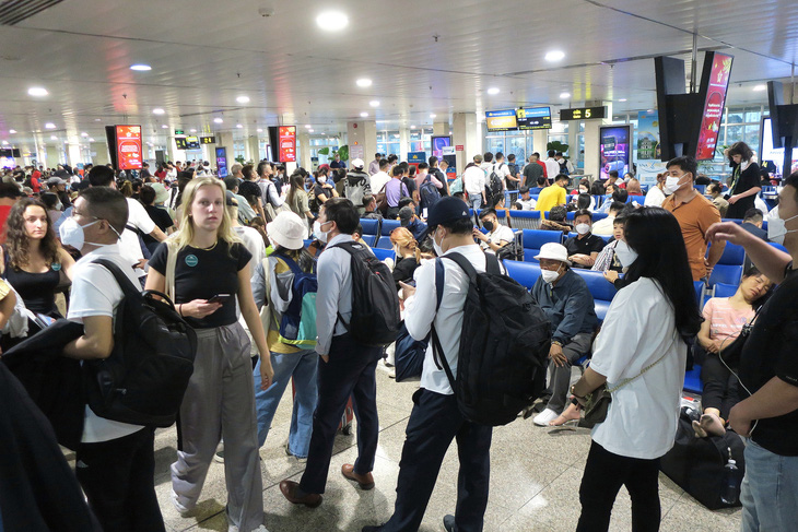 Du khách làm thủ tục lên máy bay luôn đông kín tại sân bay Tân Sơn Nhất dịp lễ Tết - Ảnh: T.T.D