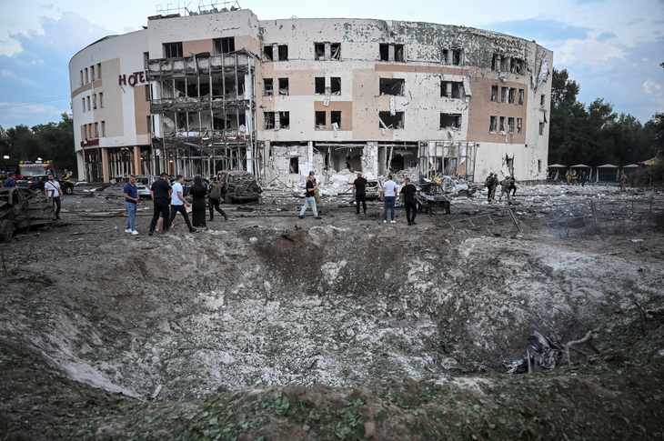 Quang cảnh địa điểm Nga tấn công tên lửa ở Zaporizhzhia, Ukraine ngày 10-8 - Ảnh: REUTERS