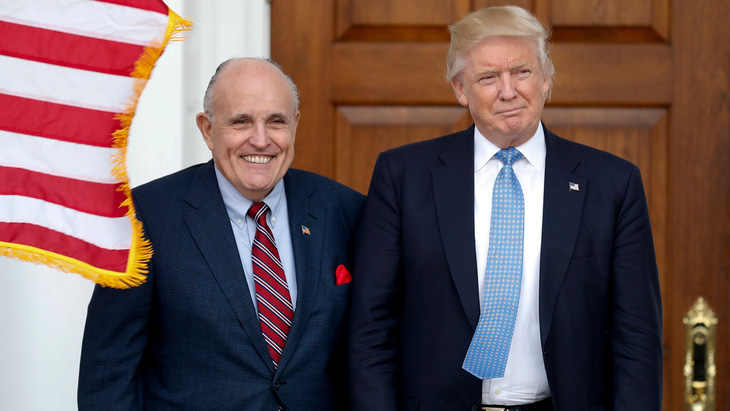 Ông Trump (phải) và ông Rudy Giuliani. Ảnh: Vanity Fair