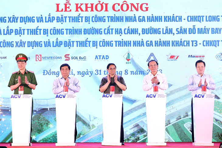 Thủ tướng Phạm Minh Chính bấm nút khởi công nhà ga Cảng hàng không quốc tế Long Thành và nhà ga T3 Tân Sơn Nhất - Ảnh: VGP