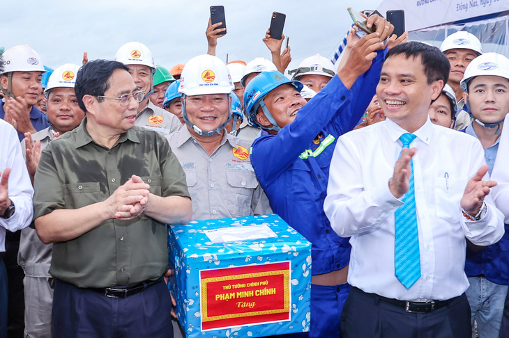 Thủ tướng tặng quà cho cán bộ, người lao động trên công trườnghai dự án - Ảnh: VGP