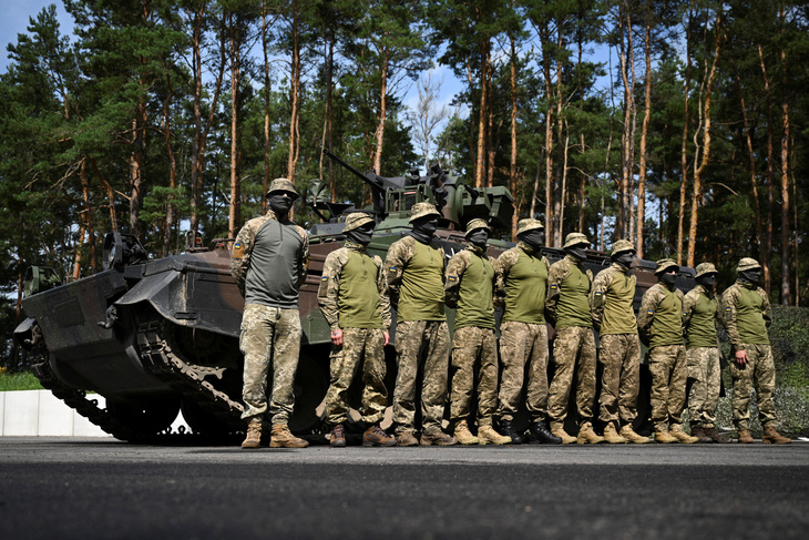 Binh sĩ Ukraine tham gia huấn luyện tại Đức - Ảnh: REUTERS
