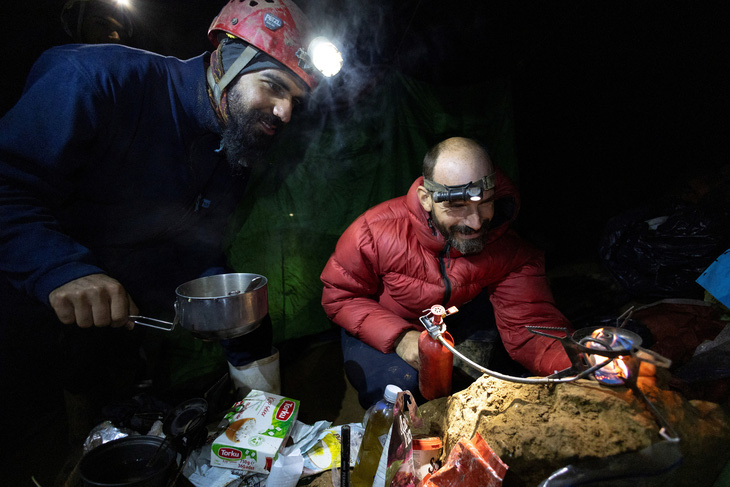 Nhà thám hiểm người Mỹ dựng trại nghỉ ngơi ở độ sâu 1.040m do xuất huyết tiêu hóa - Ảnh: REUTERS