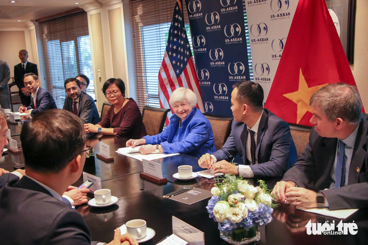 Bộ trưởng Tài chính Mỹ Janet Yellen (áo xanh) gặp đại diện các doanh nghiệp hàng đầu Mỹ đang làm ăn ở Việt Nam trong chuyến thăm tháng 7-2023 - Ảnh: DUY LINH