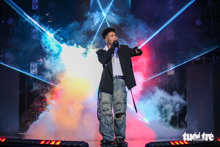 Rapper Phúc Du biểu diễn ca khúc mới trong đêm trao giải Rap Việt mùa 3 - Ảnh: PHƯƠNG QUYÊN