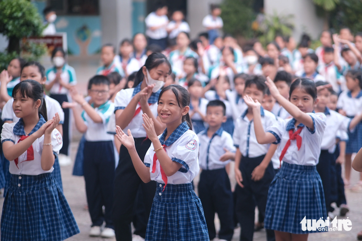 Em Nguyễn Lê Quỳnh Anh (học sinh lớp 5/7, giữa) thích thú cùng bạn bè học nhảy 