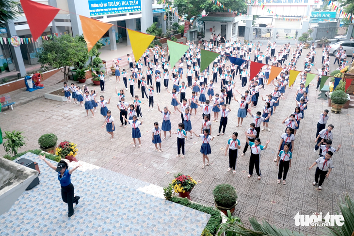 Học sinh Trường tiểu học Hoàng Hoa Thám học nhảy 30 phút trước khi vào lớp học 