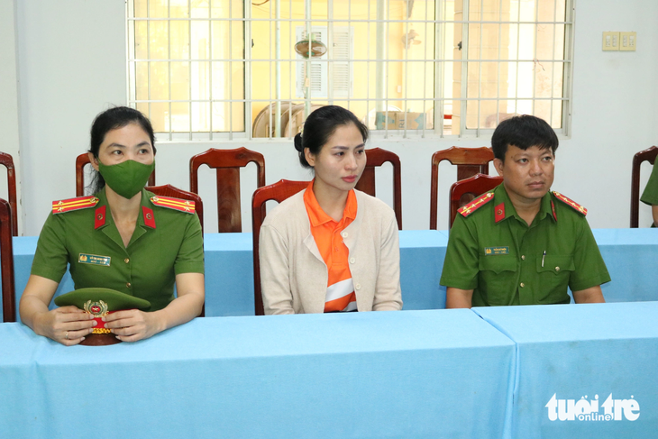 Cơ quan cảnh sát điều tra Công an tỉnh Trà Vinh tống đạt các quyết định đối với bà Phạm Thị Thanh Thùy - Ảnh: PHẠM HƠN