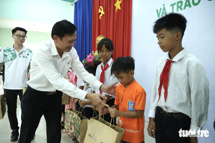 Những phần quà được Công ty cổ phần Greenfeed Việt Nam trao tận tay con em nông dân tỉnh Tây Ninh - Ảnh: PHƯƠNG QUYÊN