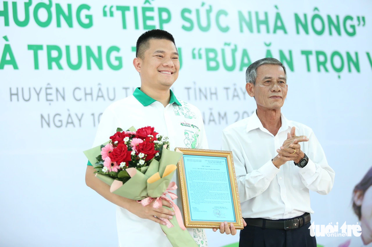 Ông Lý Anh Duy Quang - thành viên hội đồng quản trị Greenfeed - đại diện Greenfeed (bên trái), cam kết đồng hành cùng chương trình - Ảnh: PHƯƠNG QUYÊN