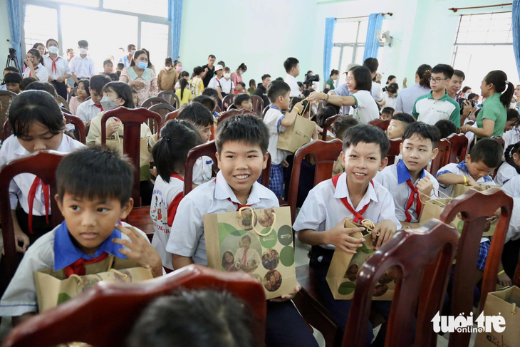 Hơn 200 em học sinh đã đến UBND xã Thành Long, tỉnh Tây Ninh để nhận học bổng và quà - Ảnh: PHƯƠNG QUYÊN