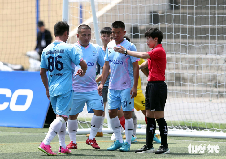Trọng tài Bùi Thị Thu Trang luôn thể hiện được cái uy trước các cầu thủ nam - Ảnh: NGUYÊN KHÔI