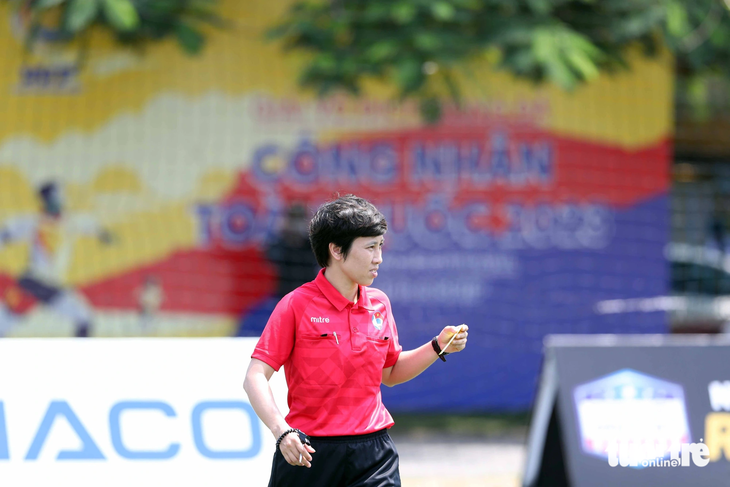Nữ trọng tài FIFA Bùi Thị Thu Trang làm nhiệm vụ tại Giải vô địch bóng đá Công nhân toàn quốc 2023 - Ảnh: NGUYÊN KHÔI