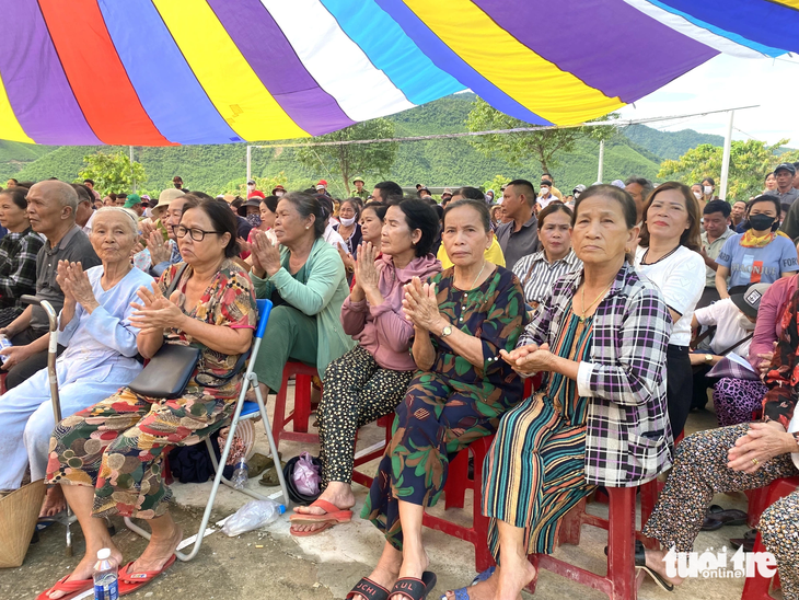 Rất đông người dân và phụ huynh thôn Nam Yên dự đối thoại ngày 10-9 - Ảnh: ĐOÀN NHẠN