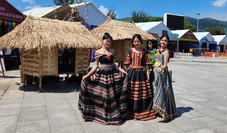 Các cô gái Cơ Tu (Quảng Nam) trong bộ trang phục truyền thống (cách tân để sử dụng trong lễ cưới) - Ảnh: SỸ NGUYÊN