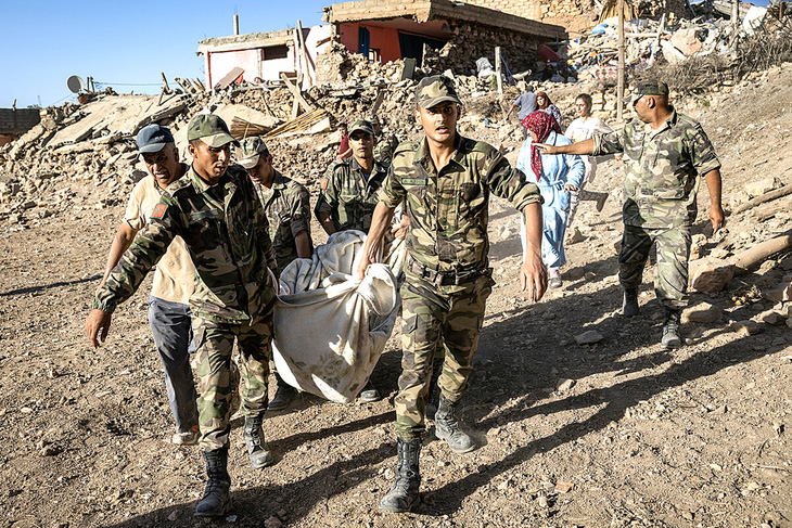 Quân đội Morocco đưa thi thể một nạn nhân ra khỏi ngôi nhà bị đổ sập trong động đất tại làng miền núi Tafeghaghte, gần thành phố Marrakesh, Morocco, vào hôm 9-9 - Ảnh: AFP