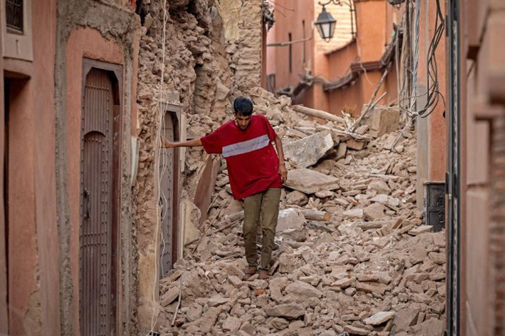 Người dân trên đống đổ nát ở Marrakesh ngày 9-9 - Ảnh: Getty
