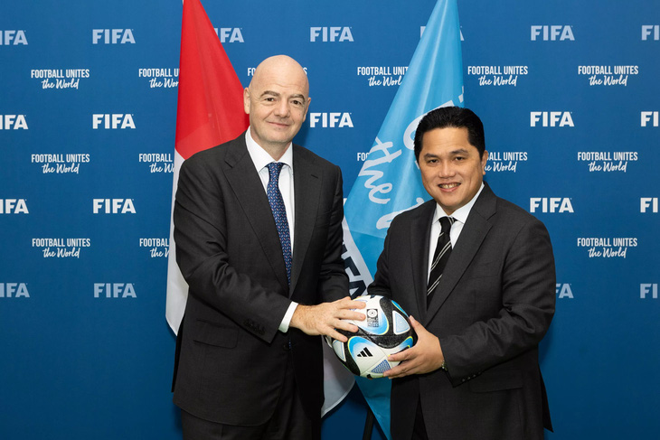 Chủ tịch PSSI Thohir (phải) cho biết Indonesia sẽ giảm tải các giải đấu không thuộc FIFA - Ảnh: FIFA