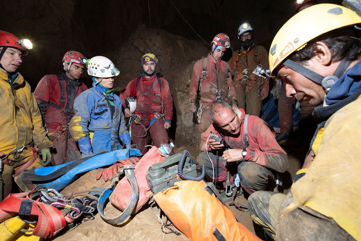 Các nhân viên cứu hộ đang nỗ lực giải cứu nhà thám hiểm người Mỹ mắc kẹt 1.000 mét dưới hang động - Ảnh: REUTERS