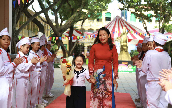 Cô trò Trường tiểu học Phù Đổng (Đà Nẵng) trong ngày khai giảng năm học mới  - Ảnh: ĐOÀN NHẠN