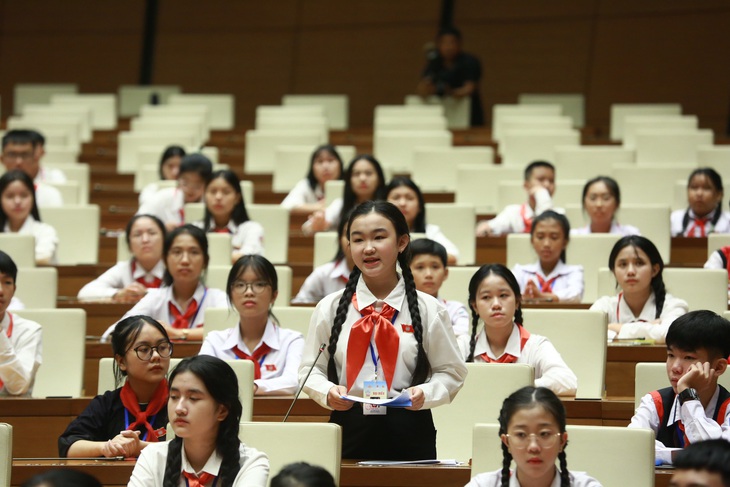 Hoàng Trà My làm &quot;đại biểu Quốc hội&quot; - Ảnh: BẢO KHANH