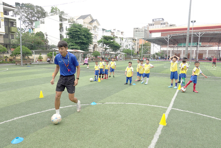 Apart from making their children study knowledge subjects, many parents also invest in gifted subjects like music, painting and especially sports to better equip their children.  In photo: A football gifted class in District 5, Ho Chi Minh City - Illustration: Nhu Hung