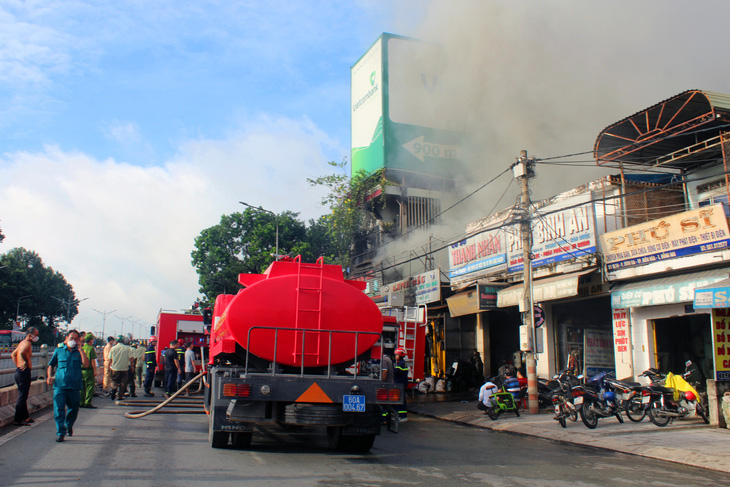 Nhiều xe chuyên dụng được điều đến hiện trường để dập lửa - Ảnh: AN BÌNH