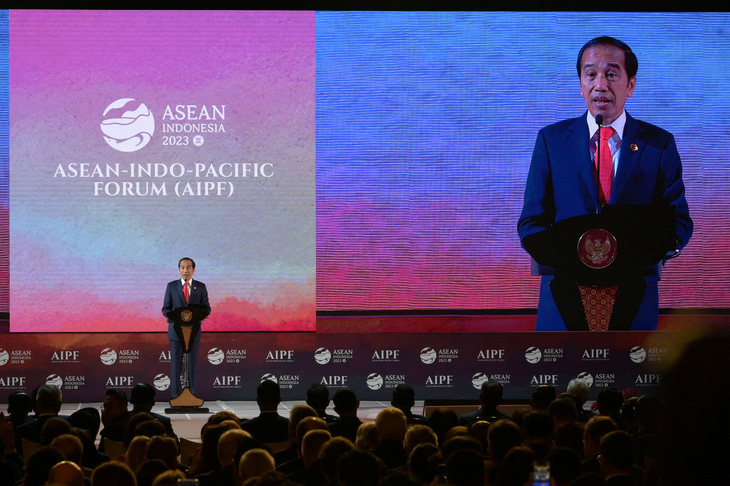 Tổng thống Indonesia Joko Widodo phát biểu khai mạc tại AIPF ngày 5-9 - Ảnh: REUTERS