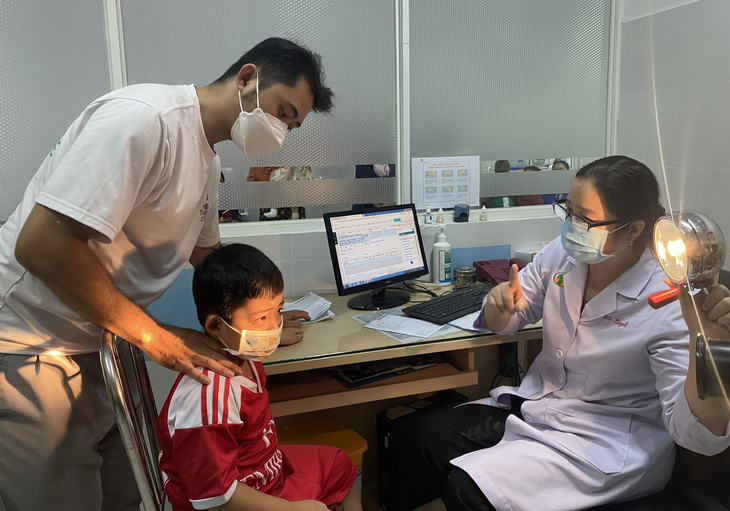 Trẻ bị đau mắt đỏ được phụ huynh đưa đi khám tại Bệnh viện Nhi đồng 2 (TP.HCM) - Ảnh: X.MAI