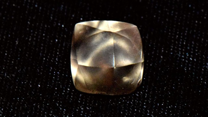 Cận cảnh viên kim cương 2,95 carat do một bé gái 7 tuổi phát hiện ở công viên Crater of Diamonds, bang Arkansas, Mỹ hôm 1-9 - Ảnh: CNN
