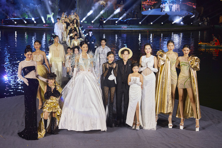 Nhà thiết kế Ivan Trần cùng dàn người mẫu trình diễn bộ sưu tập Hoa trên nước