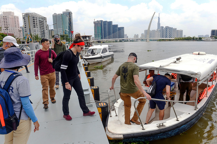 Đoàn du khách Mỹ từ bến tàu Bạch Đằng đi ca nô sông Sài Gòn đến địa đạo Củ Chi, TP.HCM - Ảnh: QUANG ĐỊNH
