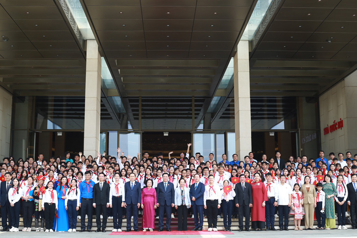 National Assembly Speaker Vuong Dinh Hue and party and state leaders pose for souvenir photos with delegates from the first 'Children's National Assembly', 2023 - Photo: Bao Khanh