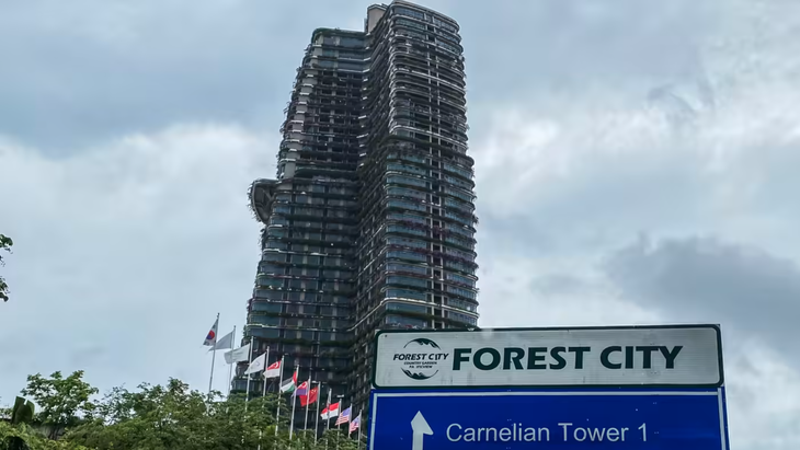 Một tòa tháp dân cư đang trong quá trình xây dựng tại khu dự án Forest City ở bang Johor, Malaysia - Ảnh: NIKKEI ASIA