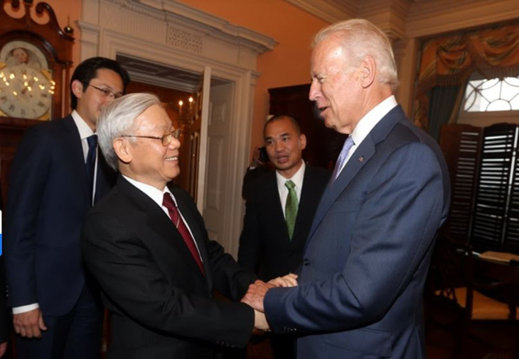 2015年の米国公式訪問中に、当時の米国副大統領ジョー・バイデンと握手するグエン・フー・チョン書記長 - 写真: TTXVN