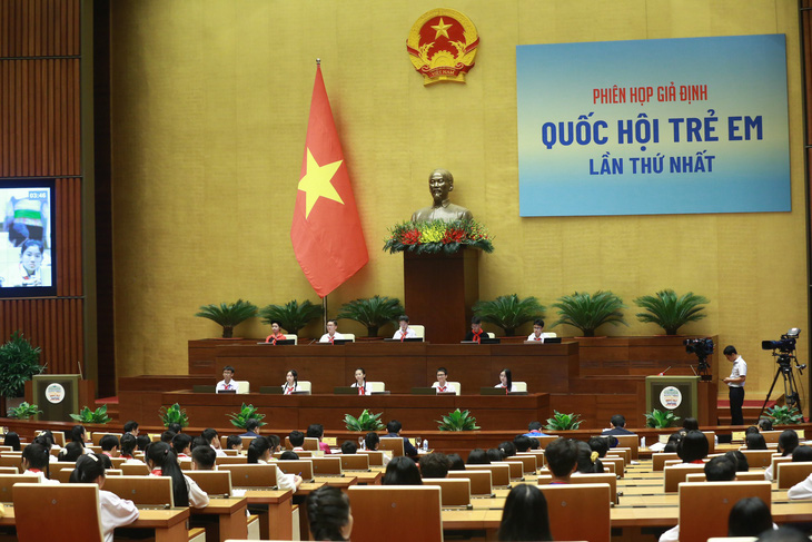 Lần đầu tiên, trẻ em tham gia, điều hành phiên họp giả định &quot;Quốc hội trẻ em&quot; tại hội trường Diên Hồng - Ảnh: BẢO KHANH