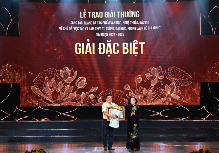Trưởng Ban Tổ chức Trung ương Trương Thị Mai (phải) trao giải đặc biệt cho đại diện nhóm tác giả - Ảnh: T.ĐIỂU