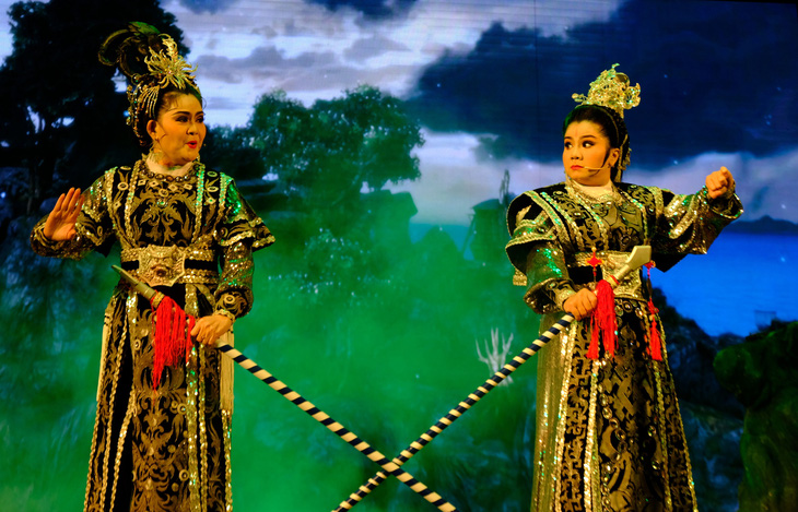 Nghệ sĩ Tú Sương (phải) đóng kép diễn cặp cùng nghệ sĩ Trinh Trinh trong vở Ngọc sáng Lưu gia trang - Ảnh: LINH ĐOAN
